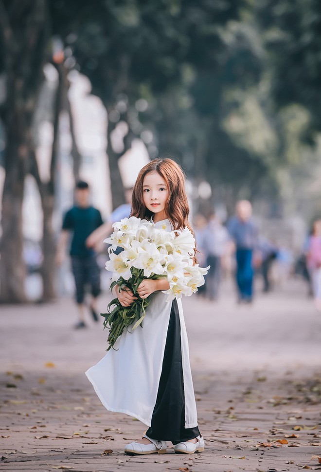Vẻ đẹp mong manh của cô bé Hà Nội bên hoa loa kèn khiến cư dân mạng thổn thức Vẻ đẹp mong manh của cô bé Hà Nội bên hoa loa kèn khiến cư dân mạng thổn thức